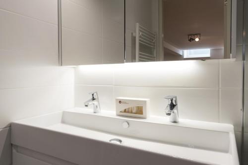Ett badrum på Clean and modern nassau canal apartment