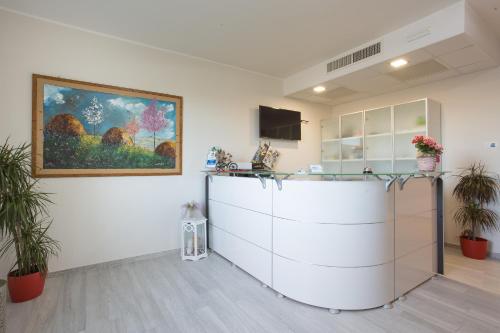 a waiting room with a counter and a painting on the wall at Country House Campofiore in Pontelongo