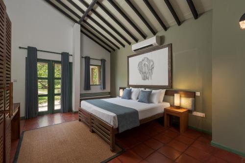 1 dormitorio con 1 cama en una habitación en Hotel Elephant Reach, en Yala