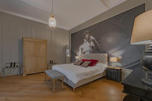 een slaapkamer met een bed met een schilderij aan de muur bij Apartments Florence - Teatro Luxury in Florence