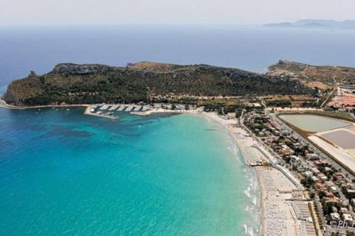 an aerial view of a beach with buildings and the ocean at Hotel Grillo in Assemini