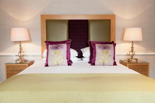 Ένα ή περισσότερα κρεβάτια σε δωμάτιο στο Craigmonie Hotel Inverness by Compass Hospitality