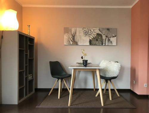 ein Esszimmer mit einem Tisch und 2 Stühlen in der Unterkunft Ferienwohnung Laurent in Pünderich