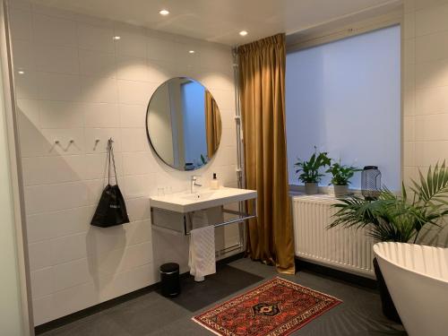 La salle de bains est pourvue d'un lavabo et d'un miroir. dans l'établissement Hotel Falun, à Falun