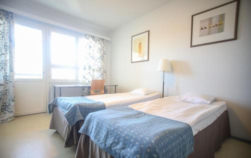 um quarto de hotel com duas camas e uma janela em Summer Hotel Vuorilinna em Savonlinna