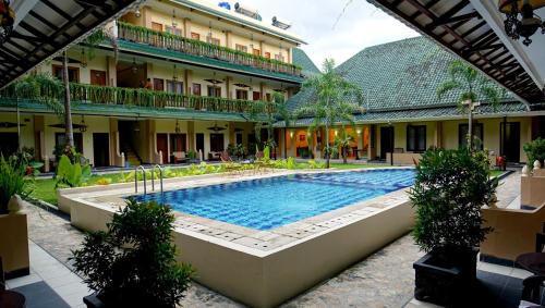 La alberca dentro o cerca de Diana Hotel Jogja