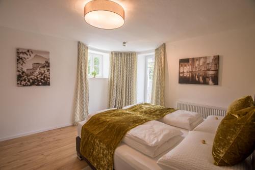 een slaapkamer met een bed en een groot raam bij Apartment Villa Leopoldskron in Salzburg