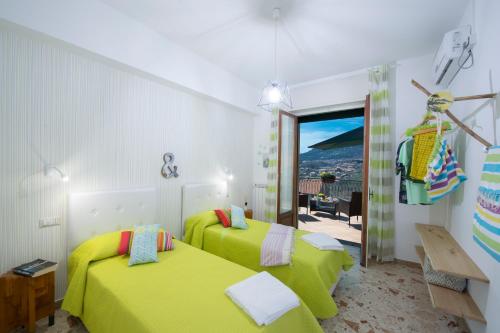 Un pat sau paturi într-o cameră la Appartamenti Aria di Verde