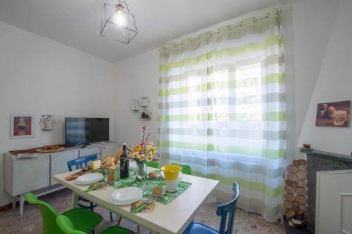 Μια τηλεόραση ή/και κέντρο ψυχαγωγίας στο Appartamenti Aria di Verde