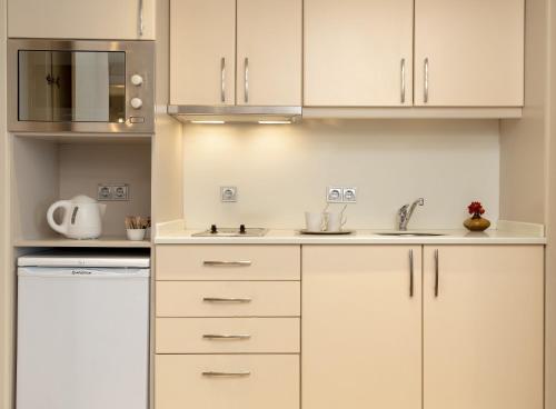una cucina con mobili bianchi e un forno a microonde di Radisson Blu Bosphorus Hotel a Istanbul