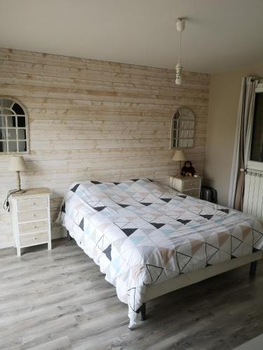 Een bed of bedden in een kamer bij Maison Arnage 24 heures du Mans