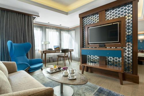 un soggiorno con camino e televisione di Radisson Blu Bosphorus Hotel a Istanbul