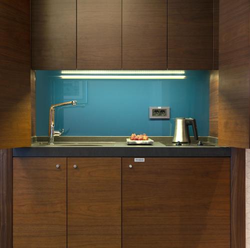 una cucina con mobili in legno e un lavello di Radisson Blu Bosphorus Hotel a Istanbul