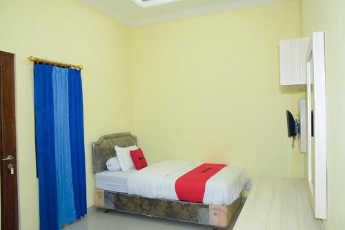מיטה או מיטות בחדר ב-RedDoorz Syariah near Jogja City Mall 2