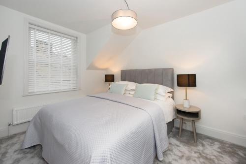 Postel nebo postele na pokoji v ubytování Franklin Rise by Harrogate Serviced Apartments