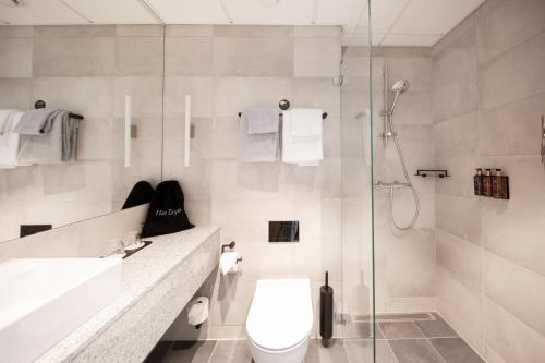 Clarion Hotel The Hubにあるバスルーム