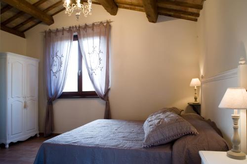 a bedroom with a bed and a window at Casa Di Mi in Serrungarina