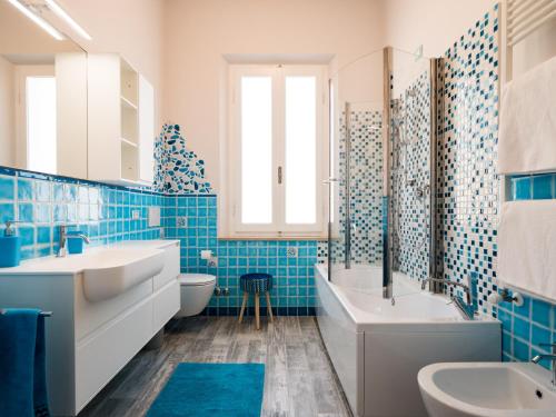 A bathroom at B&B VILLA TOZZA