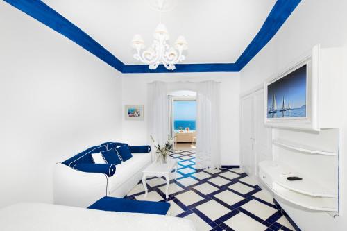a bedroom with blue ceilings and a blue and white room at Villa Flavio Gioia in Positano