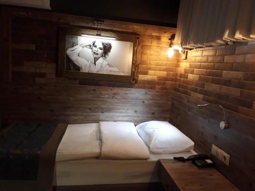 Postel nebo postele na pokoji v ubytování THE SARIGERME INN