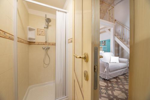 ラーカレにあるConte Luxury Apartment by Salento Affittiのバスルーム(ウォークインシャワー、バスタブ付)