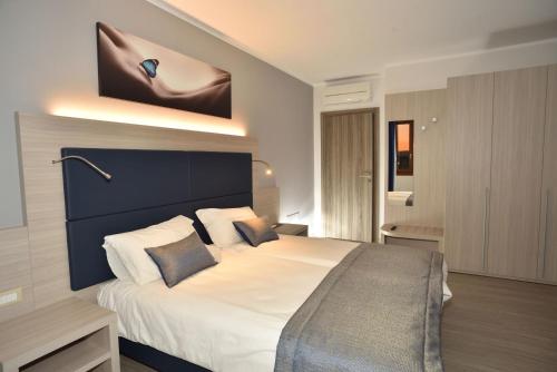 a bedroom with a large bed in a room at Residence Al Barcon in Sarcedo