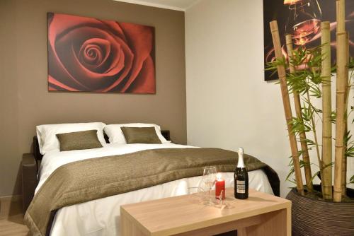 a bedroom with a bed with a painting on the wall at Residence Al Barcon in Sarcedo