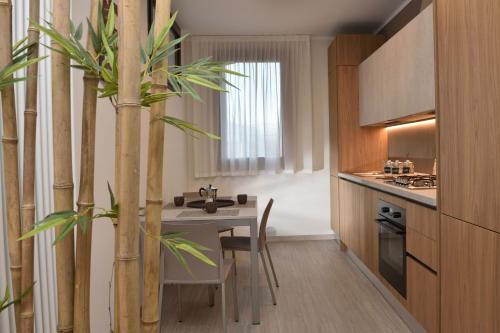 a small kitchen with a table and a table sidx sidx sidx sidx at Residence Al Barcon in Sarcedo