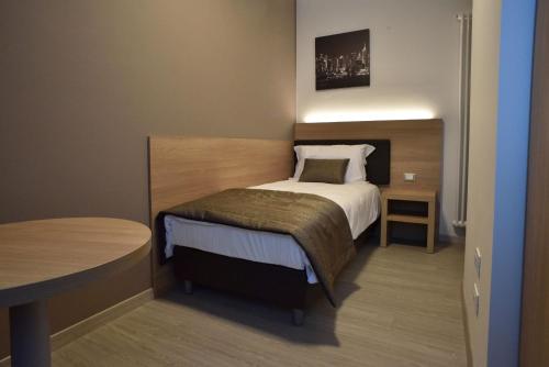 a small bedroom with a bed and a table at Residence Al Barcon in Sarcedo