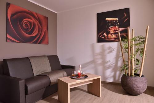 a living room with a couch and a table at Residence Al Barcon in Sarcedo