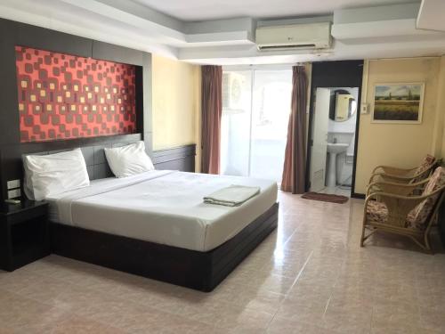 Кровать или кровати в номере Khon Kaen Ruenrom Hotel