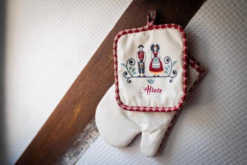 un ornement de Noël d'une femme en robe dans l'établissement CityCosy Strasbourg - Budget St Thomas Serruriers, à Strasbourg