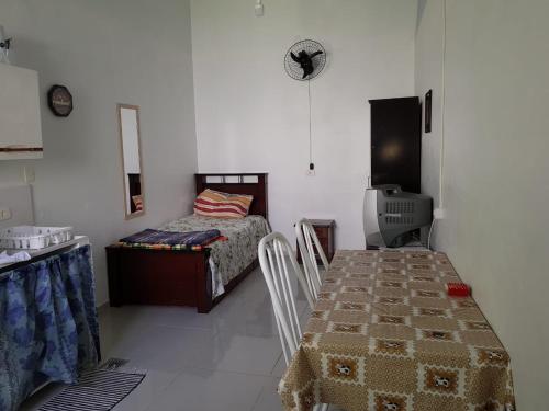 1 dormitorio con cama, mesa, mesa y sillas en Casa Prox Camara Municipal en Campinas