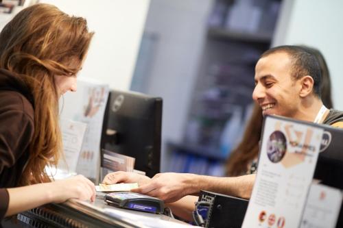d'un homme et d'une femme inscrits au registre des caisses dans l'établissement St Christopher's Inn Budget Hotel Paris - Gare du Nord, à Paris