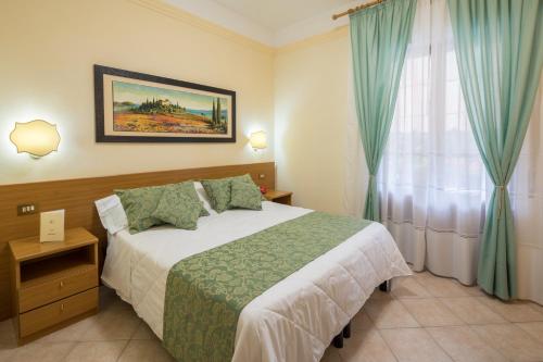 Postel nebo postele na pokoji v ubytování Hotel Astor Victoria