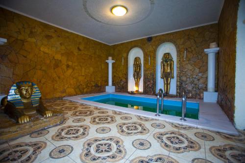 ザポリージャにあるМини-отель Voyageのバスルーム(室内スイミングプール付)