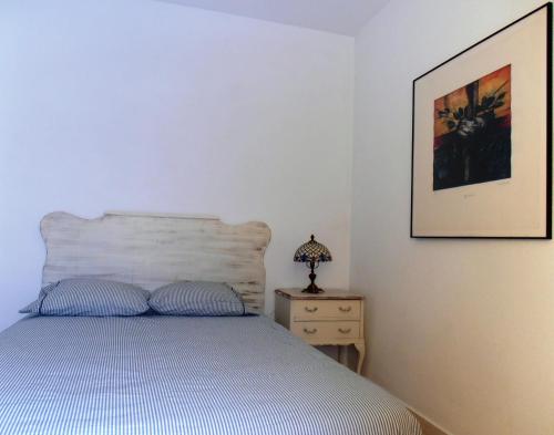 a bedroom with a bed and a lamp on a nightstand at LA GALERÍA in Avila