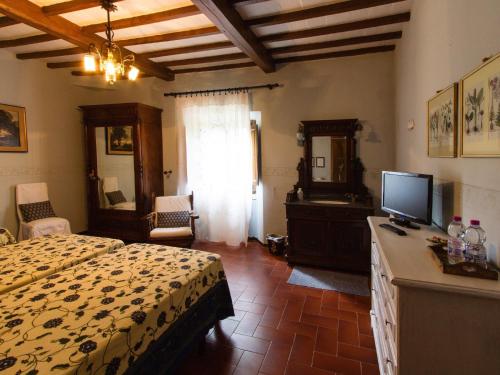 een slaapkamer met een bed en een televisie in een kamer bij Alloggio Villa Manini in Scarperia