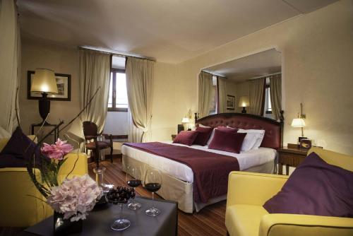 Postel nebo postele na pokoji v ubytování Colonna Palace Hotel