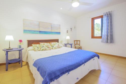 En eller flere senge i et værelse på Finca Can Mateu