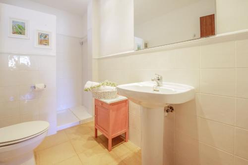 カンポスにあるFinca Can Mateuの白いバスルーム(洗面台、トイレ付)