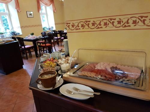 ein Buffet mit Fleisch und anderen Speisen in einem Restaurant in der Unterkunft Pension Villa Anna in Bad Schandau