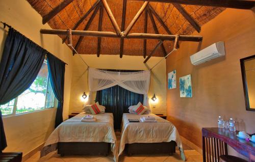 Tempat tidur dalam kamar di Island Safari Lodge