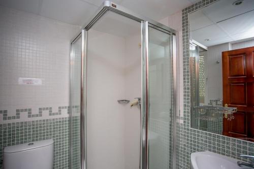 Un baño con ducha, inodoro y lavabo. en Casa Vicente, en La Herradura