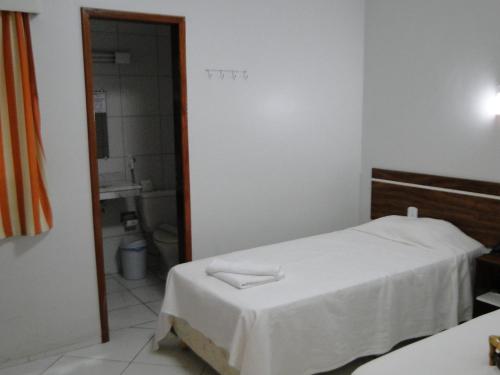 a room with a bed and a dresser at Schalom Hotel in Imperatriz