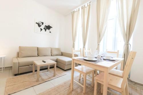 sala de estar con mesa y sofá en Central Living Apartments - Brigittenau, en Viena