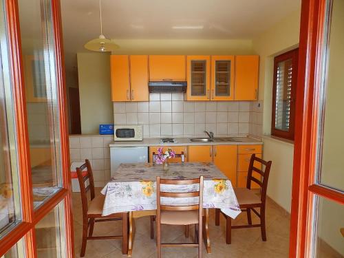 Kuchyňa alebo kuchynka v ubytovaní Apartments Sunny Side Orebić