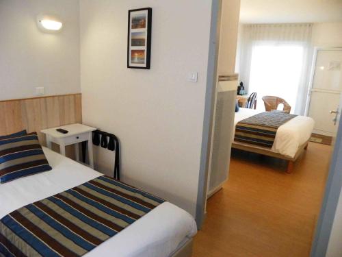 pokój hotelowy z łóżkiem i pokój z 2 łóżkami w obiekcie Hotel Colinette w mieście Saint-Georges-de-Didonne