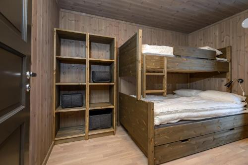 Divstāvu gulta vai divstāvu gultas numurā naktsmītnē Varden Fjellandsby Kvitfjell