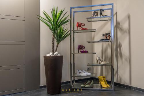 ナポリにあるHotel Matilde - Lifestyle Hotelの部屋の棚